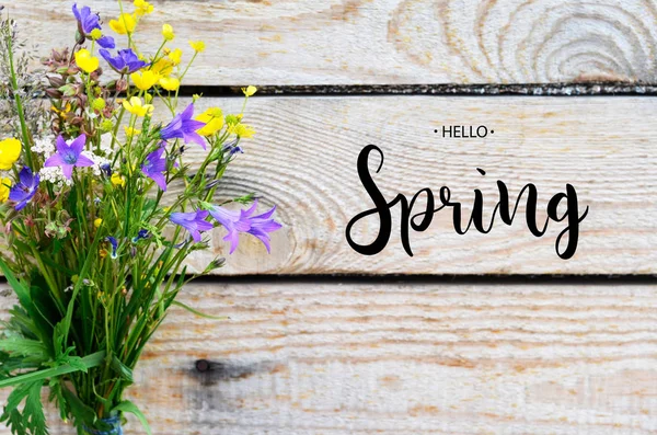 Inscripción Hola Primavera Ramo Flores Campo Sobre Fondo Madera — Foto de Stock