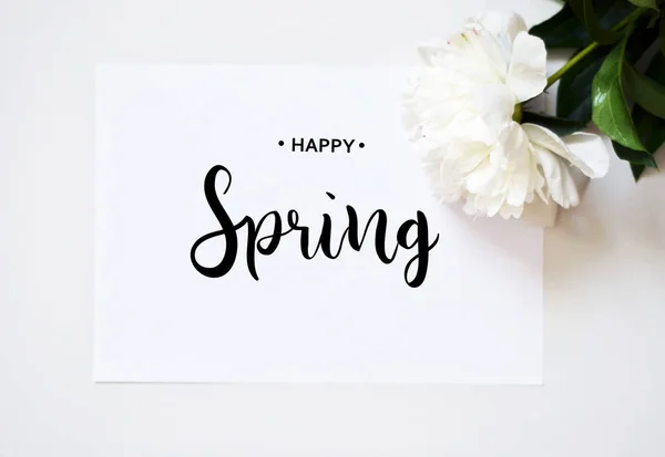 Napis Happy Wiosna Piwonia Kwiat Jasnym Tle — Zdjęcie stockowe