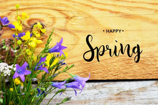 Beschriftung Froher Frühling Blumenstrauß Auf Einem Hölzernen Hintergrund — Stockfoto