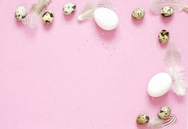 Paskalya yumurtaları ve geçiş yumuşatma pembe arka plan, metin - resim için yer üzerinde Paskalya kompozisyonu