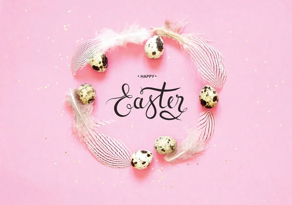 Aufschrift Frohe Ostern Rahmen Mit Wachteleiern Federn Und Goldenem Glitzern — Stockfoto