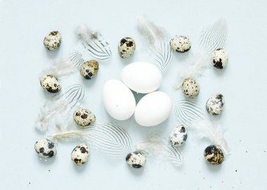  Paskalya yumurtaları ve mavi renkli tüyler ile desen. 