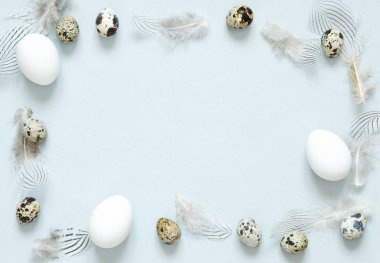 Çerçeve Paskalya yumurtaları ve tüyleri ile. Mutlu Paskalya kavramı.