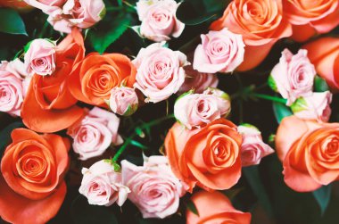 Buket çiçek - gül bir bileşimi. Kartpostal için arka plan. -Görüntü