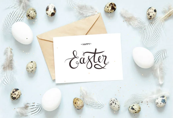 Aufschrift Frohe Ostern Umschlag Osterkomposition Mit Ostereiern Und Federn Flache — Stockfoto
