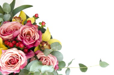 Çiçek kompozisyon. Buket çiçek beyaz arka plan üzerinde. Görünümü en çok, uzay kopyalayın. -Görüntü