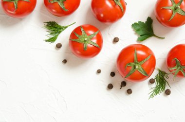 Çiğ domates, otlar ve kara biber hafif bir beton zemin üzerine. Üstten Görünüm kopya alanı ile. -Görüntü