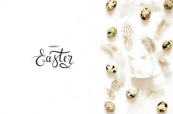 Aufschrift Frohe Ostern Osterkomposition Mit Ostereiern Hasen Und Federn Auf — Stockfoto