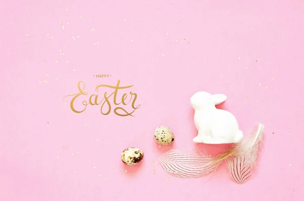Aufschrift Frohe Ostern Osterkomposition Mit Ostereiern Kaninchen Und Federn Auf — Stockfoto