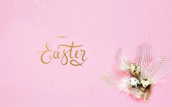 Aufschrift Frohe Ostern Osterkomposition Mit Ostereiern Und Federn Auf Rosa — Stockfoto