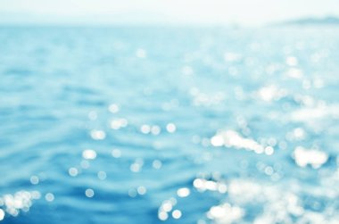 Bulanık Deniz su yüzeyi ve dalgaları, adaların uzaklara görünür olduğu ufka kadar uzanır. - Resim