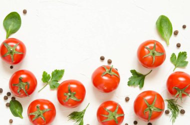 Çiğ domates, otlar ve kara biber hafif bir beton zemin üzerine. Üstten Görünüm kopya alanı ile. -Görüntü