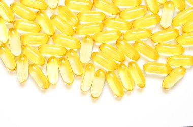 Beyaz arka planda Omega 3 balık yağı kapsülleri. Sağlık kavramı. Üst görünüm, düz döşeme, kopyalama alanı.