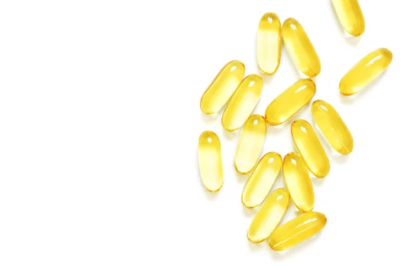 Beyaz arka planda Omega 3 balık yağı kapsülleri. Sağlık kavramı. Üst görünüm, düz döşeme, kopyalama alanı.