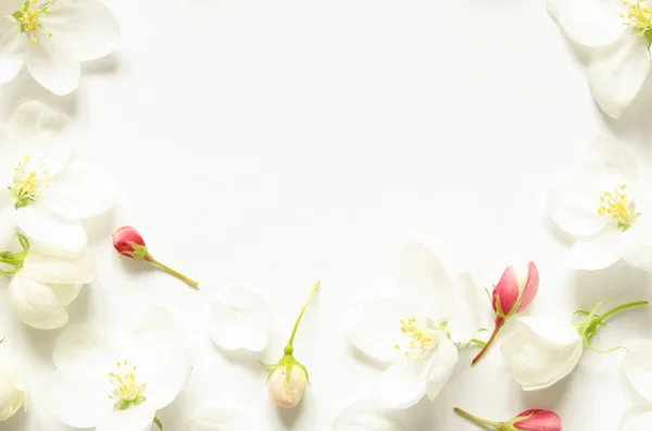 Composición Flores Patrón Hecho Flores Blancas Rosadas Con Espacio Para — Foto de Stock