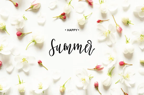 Επιγραφή Ευτυχισμένο Καλοκαίρι Κορνίζα Άσπρα Και Ροζ Λουλούδια Κορυφαία Προβολή — Φωτογραφία Αρχείου