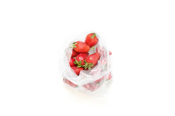 Червона Стигла Полуниця Пластиковій Упаковці Білому Тлі Зображення — стокове фото