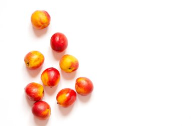 Metniniz için kopya alanı ile beyaz arka planda izole olgun nektarinler. Üst te. - Resim