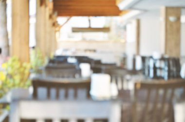 Masa ve sandalyeler havuzun yanındaki kafede. -Görüntü