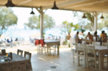 Beachfront restoranının bulanıklığı. Tatil sezonu. - Resim