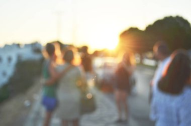 Turistler gün batımında fotoğraflanır. Seyahat, turizm ve tatil konsepti. - Resim