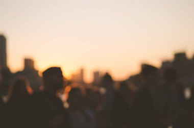 Resim arka plan için bulanık. İnsanlar akşamları sokakta yürüyorlar. - Resim