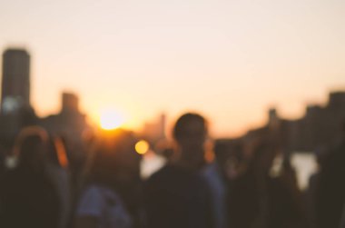 Resim arka plan için bulanık. İnsanlar akşamları sokakta yürüyorlar. - Resim