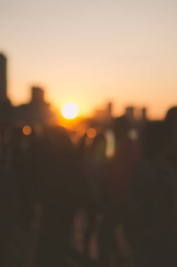 Resim arka plan için bulanık. İnsanlar akşamları sokakta yürüyorlar. - Resim