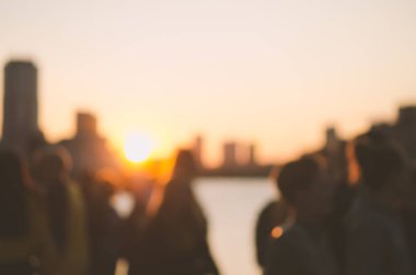 Resim arka plan için bulanık. İnsanlar akşamları sokakta yürüyorlar. - Resim