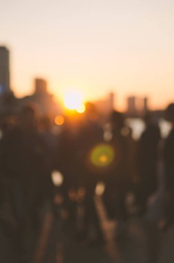 Resim arka plan için bulanık. İnsanlar akşamları sokakta yürüyorlar. - Resim