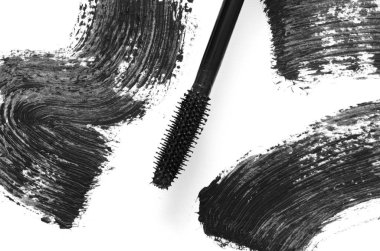 Aplikatör fırça yakın çekim ile siyah maskara inme, beyaz arka plan üzerinde izole. - Resim