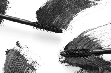 Aplikatör fırça yakın çekim ile siyah maskara inme, beyaz arka plan üzerinde izole. - Resim