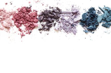 Ezilmiş göz farı makyaj beyaz arka plan üzerinde izole ayarlayın. Moda ve güzellik endüstrisi kavramı. Kopya Alanı. - Resim