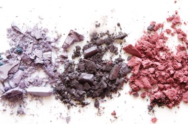 Ezilmiş göz farı makyaj beyaz arka plan üzerinde izole ayarlayın. Moda ve güzellik endüstrisi kavramı. Close. - Resim