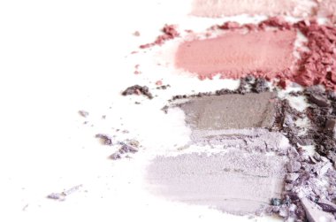 Ezilmiş göz farı makyaj beyaz arka plan üzerinde izole ayarlayın. Moda ve güzellik endüstrisi kavramı. Close. - Resim