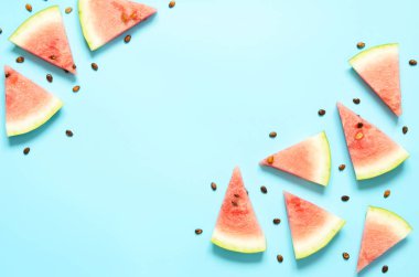 Taze kırmızı karpuz dilimi İzole açık mavi arka plan. Yaz konsepti. Üst görünüm, Düz yatıyordu, Boşluk kopyalayın. - Resim