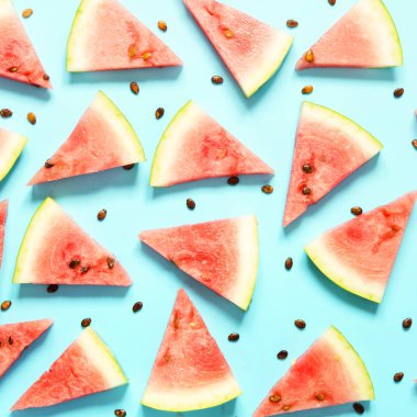 Taze kırmızı karpuz dilimi İzole açık mavi arka plan. Yaz konsepti. Üstte, Düz yatıyordu. - Resim