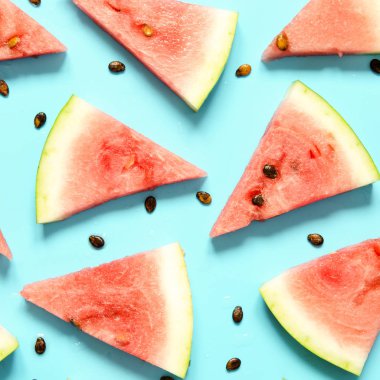 Taze kırmızı karpuz dilimi İzole açık mavi arka plan. Yaz konsepti. Üstte, Düz yatıyordu. - Resim