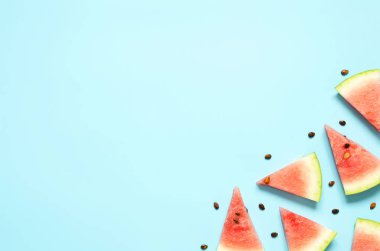 Taze kırmızı karpuz dilimi İzole açık mavi arka plan. Yaz konsepti. Üst görünüm, Düz yatıyordu, Boşluk kopyalayın. - Resim