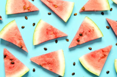 Taze kırmızı karpuz dilimi İzole açık mavi arka plan. Yaz konsepti. Üstte, Düz yatıyordu. - Resim