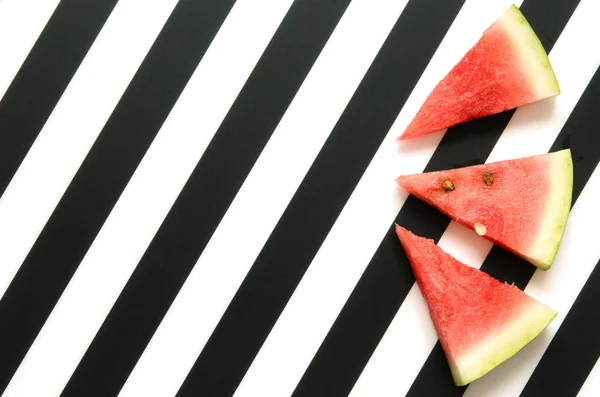 Frische Rote Wassermelonenscheibe Auf Gestreiftem Hintergrund Sommerkonzept Draufsicht Flache Lage — Stockfoto