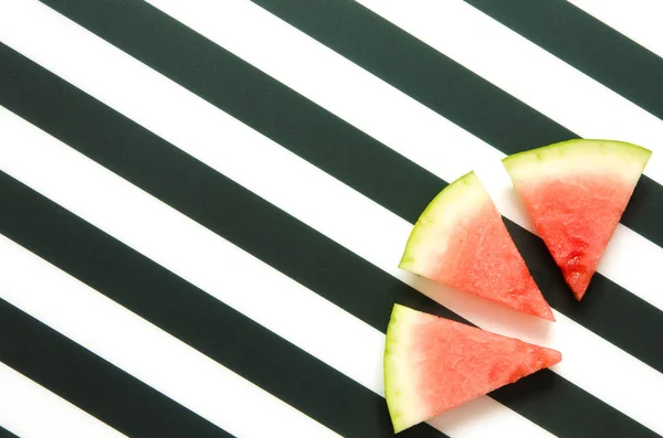 Frische Rote Wassermelonenscheibe Auf Gestreiftem Hintergrund Sommerkonzept Draufsicht Flache Lage — Stockfoto