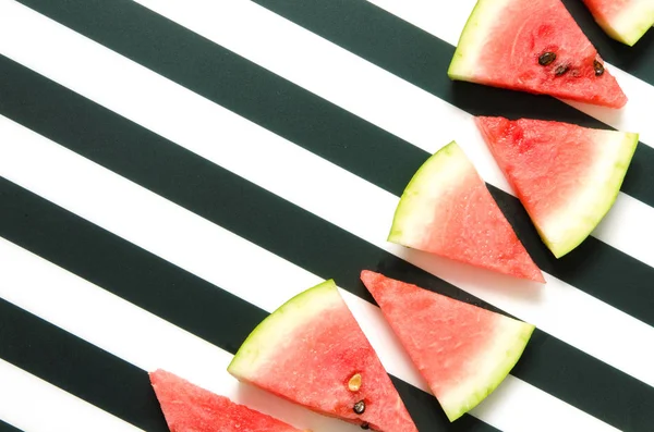 Frische Rote Wassermelonenscheibe Auf Gestreiftem Hintergrund Sommerkonzept Draufsicht Flache Lage — Stockfoto