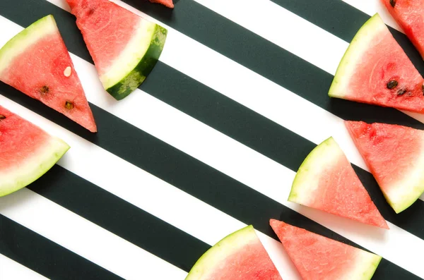 Frische Rote Wassermelonenscheibe Auf Gestreiftem Hintergrund Sommerkonzept Draufsicht Flache Lage — Stockfoto