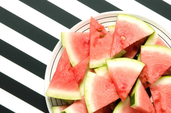 Frische Rote Wassermelonenscheibe Teller Auf Gestreiftem Hintergrund Sommerkonzept Draufsicht Flache — Stockfoto