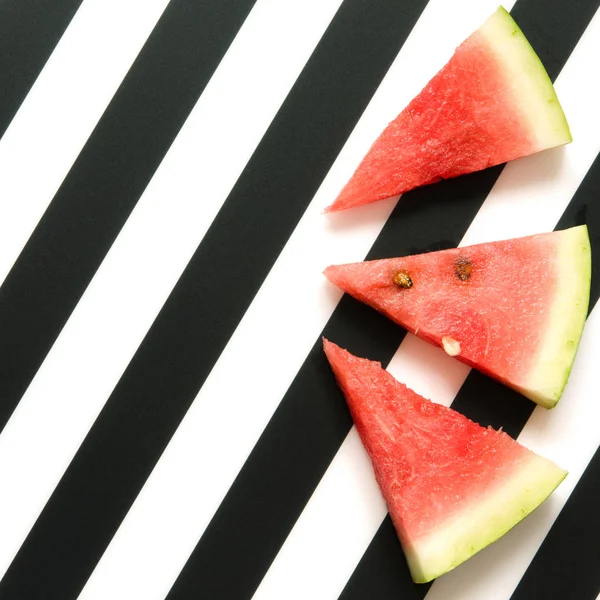 Frische Rote Wassermelonenscheibe Auf Gestreiftem Hintergrund Sommerkonzept Draufsicht Flache Lage — Stockfoto