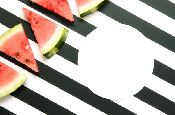 Frische Rote Wassermelonenscheibe Auf Gestreiftem Hintergrund Sommerkonzept Draufsicht Flache Lage — Stockfoto