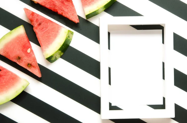 Frische Rote Wassermelonenscheibe Auf Gestreiftem Hintergrund Mit Rahmen Sommerkonzept Draufsicht — Stockfoto