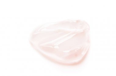 Beyaz arka planda izole edilmiş kozmetik krem dokusu. Deri bakımı konsepti. - Görüntü