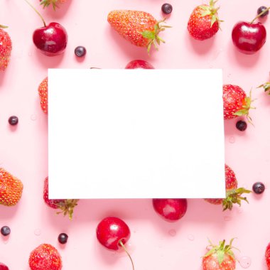 Beyaz kağıt üzerinde metin için alan ile çilek Yaratıcı düzeni. Mockup. Yukarıdan görüntüleyin. - Resim